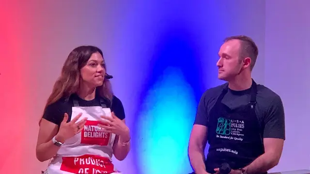 Dua koki asal Amerika yang melakukan demonstrasi, Chef Shayna dan David Younes.