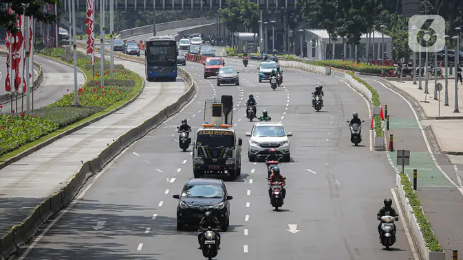 Sejumlah kendaraan melintas di kawasan Jalan Sudirman, Jakarta, Rabu (11/8/2021). Mulai 12 Agustus 2021, Polda Metro Jaya bakal kembali menerapkan aturan ganjil genap di sejumlah ruas jalan Ibu Kota dan meniadakan kebijakan penyekatan yang diterapkan selama PPKM Level 4. (/Faizal Fanani)