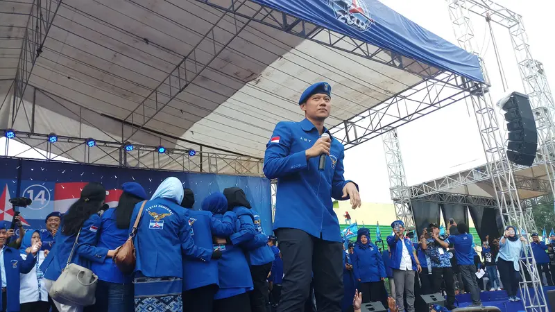 Agus Harimurti Yudhoyono (AHY) berjoget di atas panggung