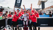 Veda Ega Pratama saat sukses finis ketiga pada balapan Moto3 Brasil di Sirkuit Ayrton Senna, Goiania. (Honda Team Asia)