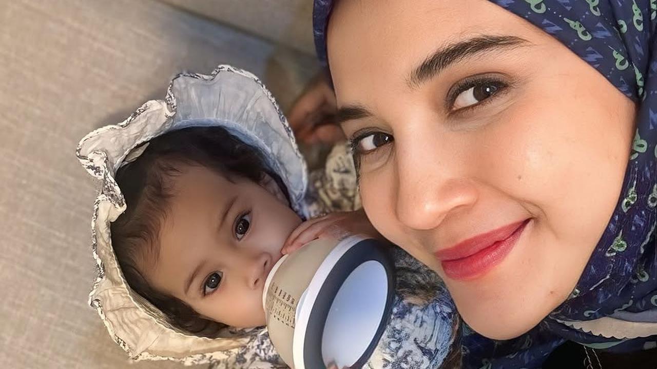 Banjir Antusias, 7 Potret Zaskia Sungkar Akhirnya Ungkap Wajah Cantik dan Menggemaskan Baby Humaira ke Publik
