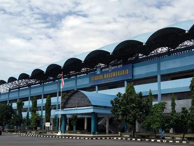 Pemandangan megah Stadion Maguwoharjo dari depan sisi sebelah timur. (Bola.com/Vincentius Atmaja)