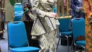 Annisa Poahn tampil formal dengan setelan batik bernuansa terang. Ia kenakan blus batik asimetris yang dipadukan dengan rok midi [@annisayudhoyono]