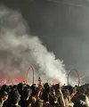 Kemunculan patung raksasa, dancer bertopeng, hingga permainan laser menjadi bagian dari pembuka konser yang mencuri perhatian. (Foto/Dok: FIMELA.COM)