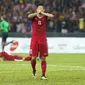 Pemain Timnas U-22, Gavin Kwan menutup muka setelah pertandingan Sepak Bola Indonesia melawan Malaysia di Stadion Shah Alam, Selangor, Sabtu (26/08). Indonesia kalah 0-1 dari tuan rumah Malaysia di Sea Games 2017. (Liputan6.com/Faizal Fanani)