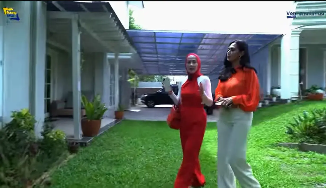 Venna Melinda berkesempatan main ke rumah Diah dan Anton Wahyu Jatmiko. Venna dan Diah menuruni anak tangga untuk ke rumah yang satu lagi. Rumah ini tampak luas karena dua rumah menjadi satu. [Instagram/Venna Melinda Channel]