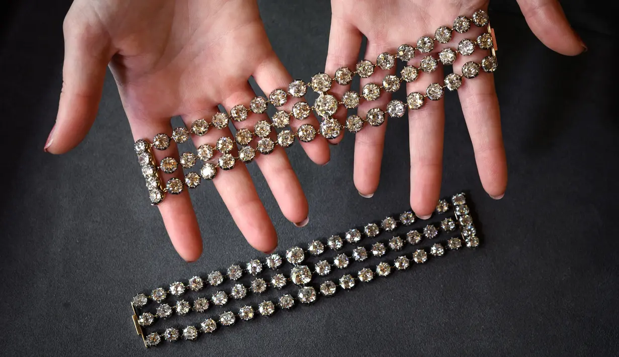 Dua gelang Ratu Prancis Marie-Antoinette diperlihatkan di Jenewa, Swiss, 6 September 2021. Gelang-gelang itu masing-masing dilapisi 112 berlian. (FABRICE COFFRINI/AFP)
