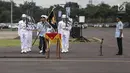 Panglima TNI Marsekal Hadi Tjahjanto membawa panji-panji TNI AU Swa Bhuwana Paksa saat memimpin upacara serah terima jabatan KSAU di Lapangan Udara Halim Perdanakusuma, Jakarta, Jumat (19/1). (Liputan6.com/Faizal Fanani)