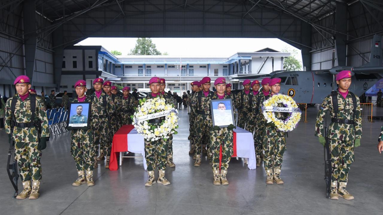 FOTO: Upacara Pelepasan Jenazah Dua Prajurit TNI AL yang Gugur dalam Musibah Tanah Longsor di Cisarua