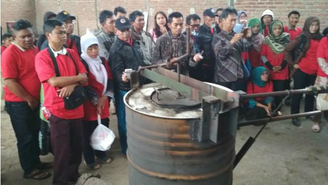 Kreatif, Koperasi di Garut Ini Olah Sampah Plastik Jadi BBM. (Liputan6.com/Jayadi Supriadin)