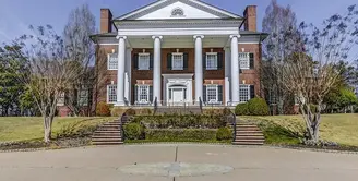 Sang diva, Mariah Carey baru saja tertimpa musibah. Rumah mewahnya di Sandy Springs, Atlanta dibobol pencuri. (Foto: via Zillow)