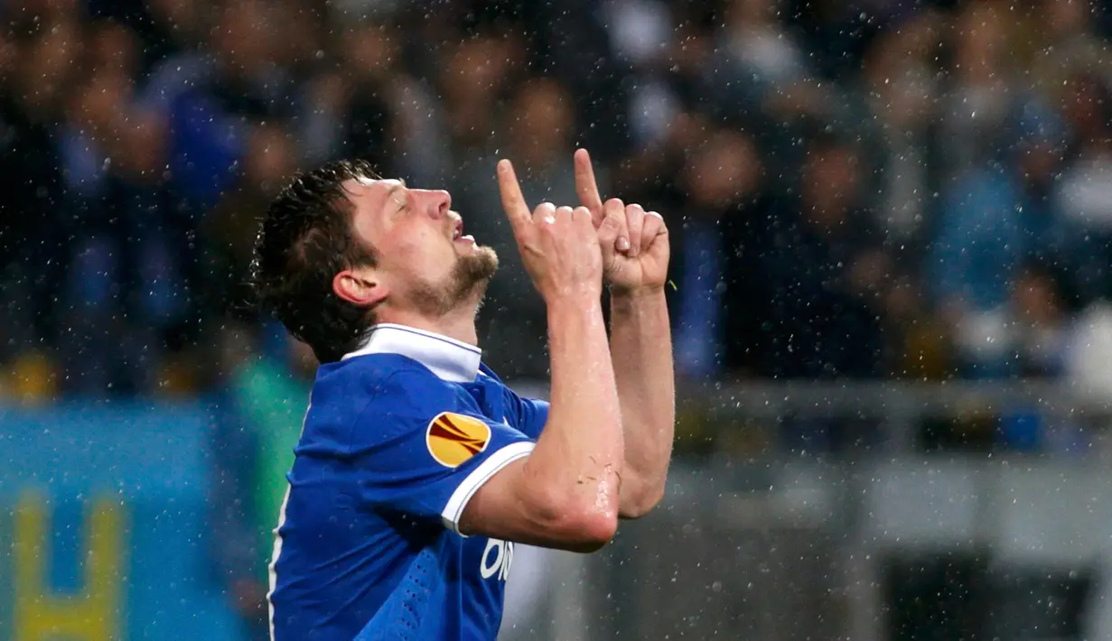 Penyerang Dnipropetrovsk, Yevhen Seleznyov melakukan selebrasi usai mencetak gol di leg kedua semifinal Europa League di NSK Olimpijs'kjv Stadium, Jumat (15/5/2015). Dnipro Dnipropetpovsk menang 1-0 atas Napoli. (REUTERS/Valentyn Ogirenko)