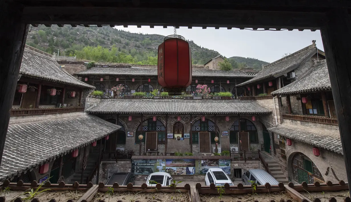 Foto yang diabadikan pada 12 Juni 2020 ini menunjukkan hotel bergaya tradisional China di kota kuno Qikou di Wilayah Linxian, Lyuliang, Provinsi Shanxi, China utara. (Xinhua/Yang Chenguang)