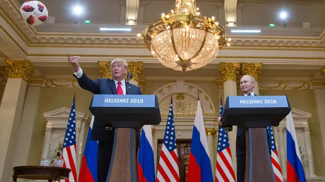 Putin hadiahi Trump bola Piala Dunia
