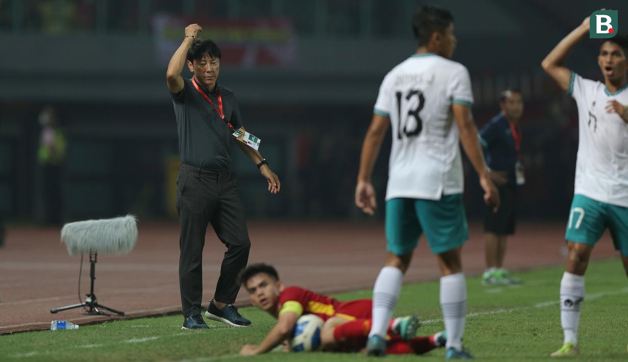 <p>Pelatih kepala Timnas Indonesia U-19, Shin Tae-yong memberikan protes terhadap wasit&nbsp;saat laga Grup A Piala AFF U-19 2022 antara Timnas Indonesia U-19 melawan Timnas Vietnam U-19 di Stadion Patriot Candrabhaga, Bekasi, Jawa Barat, Sabtu (02/07/2022). (Bola.com/Ikhwan Yanuar)</p>
