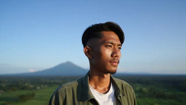 Gaya Rambut Pria Pendek Samping Undercut/via Reve AI