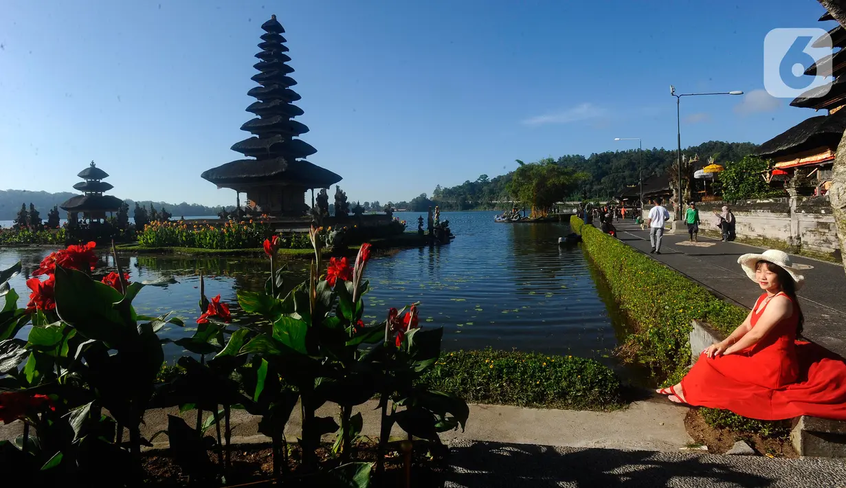 Pura Lingga Petan: Pelinggih (tempat pemujaan) Dewa Siwa, Pura Penataran Puncak Mangu: Pelinggih Dewa Wisnu, Pura Terate Bang: Pelinggih Dewa Brahma, Pura Dalem Purwa: Pelinggih Dewi Danu, dewi air, sungai, dan danau yang dikenal sebagai dewa kesuburan, serta Stupa Buddha: sebagai makna keselarasan dan harmoni beragama. (merdeka.com/Arie Basuki)