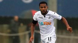 Kenji Gorre. Sayap kiri 27 tahun yang sejak awal musim 2021/2022 memperkuat Boavista di Liga Portugal ini tercatat pernah membela 1 klub di Premier League, yaitu Swansea City. Eks pemain akademi Manchester United ini hanya mencatatkan 1 penampilan bersama Swansea City yang dibelanaya pada musim 2014/2015. Sementara bersama Timnas Curacao, ia telah mengoleksi 10 caps dengan torehan 2 gol sejak debut pada 26 Juni 2019. Sebelumnya ia juga sempat memperkuat Timnas Belanda di level yunior. (swanseacity.com)