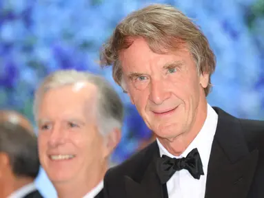 Sir Jim Ratcliffe menjadi nama terbaru sebagai orang yang berminat untuk membeli saham minoritas milik Manchester United. Sebelumnya, keluarga Glazer sebagai pemilik klub sedang mempertimbangkan untuk menjual saham minoritas milik Setan Merah pada Rabu (17/08/2022). (AFP/Valery Hache)
