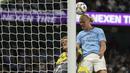 Hattrick Erling Haaland ditutup dengan gol ketiganya pada menit ke-38. Kali gol dicetak melalui tandukan kepalanya di depan gawang Nottingham Forest usai meneruskan umpan lambung Joao Cancelo yang sempat disundul oleh Phil Foden. (AP/Dave Thompson)
