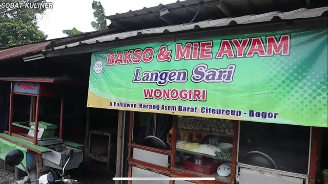 Ada Bakso Dicampur Rujak Buah di Warung Pinggir Jalan Bogor