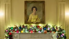 Potret ibu negara Claudia "Lady Bird" Johnson tergantung di Ruang Vermeil selama pratinjau pers dekorasi Natal Gedung Putih, di Washington, Senin (29/11/2021). Ibu Negara AS Jill Biden meluncurkan dekorasi liburan Gedung Putih 2021 dengan tema “Gifts from the Heart”. (AP Photo/Evan Vucci)