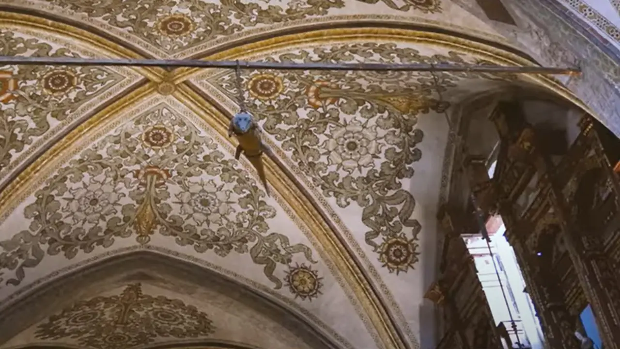 Dekorasi buaya berusia 500 tahun yang tergantung di langit-langit Gereja Katolik Santuario Della Beata Vergine Maria Delle Grazie, Italia. (Dok. Tangkapan Layar YouTube Samu Inno Production)