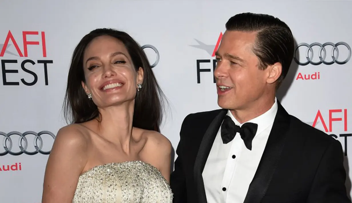 Meskipun tak hidup sendiri selayaknya Pitt, Jolie tetap tinggal bersama keenam buah hati mereka. Lantaran hal tersebut, aktris berusia 41 tahun ini mengakui selalu ditemani anak-anak dan hewan peliharaannya. (AFP/Bintang.com)