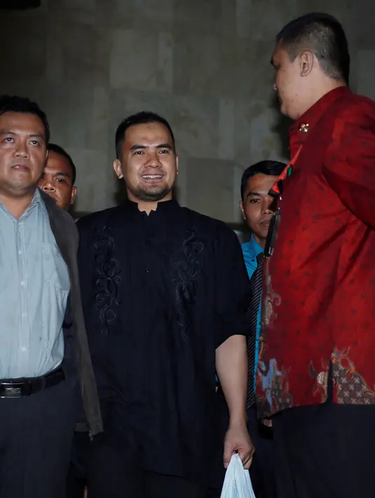 "Saipul Jamil bilang, dia sudah jatuh tertimpa tangga. Dia difitnah dengan kejam atas beredarnya video tersebut," ujar Tito Hananta Kusuma di gedung KPK, Jakarta Selatan, Senin (18/7/2016). (Deki Prayoga/Bintang.com)