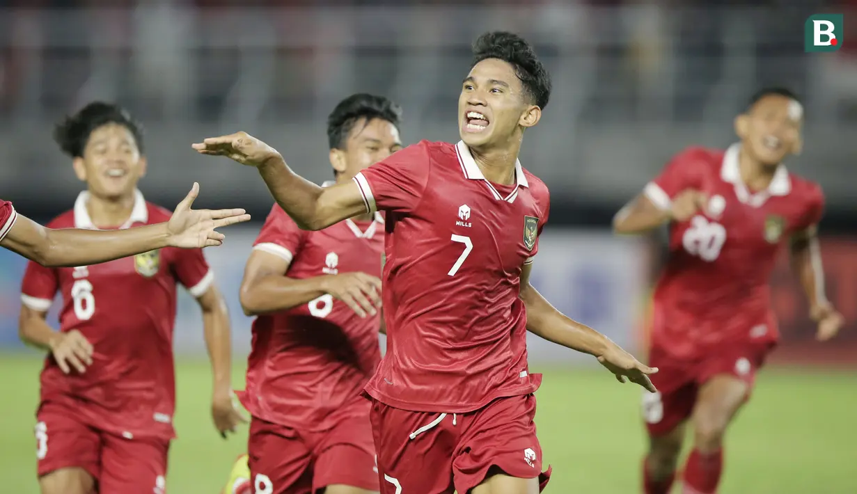<p>Pemain Timnas Indonesia U-20, Marcelino Ferdinan, melakukan selebrasi usai mencetak gol ke gawang Vietnam U-20 pada laga Grup F Kualifikasi Piala Asia U-20 2023 di Stadion Gelora Bung Tomo, Surabaya, Minggu (18/9/2022). (Bola.com/Ikhwan Yanuar)</p>
