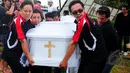 Peti yang berisi jenazah Frans Tumbuan tiba di TPU Tanah Kusir, Kebayoran Lama, Jakarta, Rabu (25/3/2015). (Liputan6.com/Yoppy Renato)