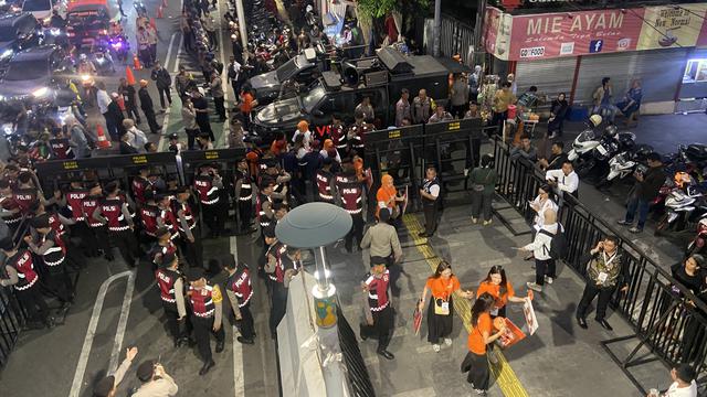 Pantauan arus lalu lintas di sekitaran Kantor KPU DKI Jakarta, Jalan Salemba Raya Jakarta Pusat pada pukul 18.00 WIB.