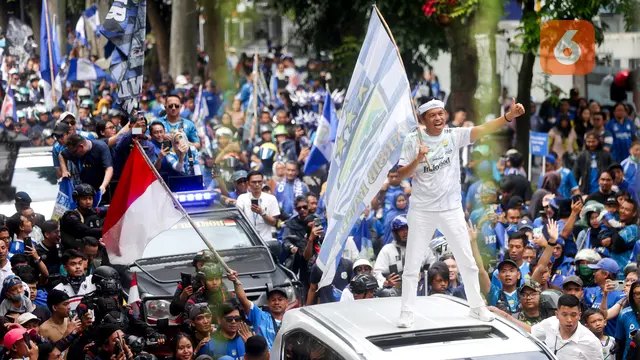 Foto: Lepas Baju Saat Pawai, KDM Larut Dalam Perayaan Pesta Persib Juara