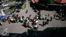 Sejumlah Pengendara motor diberhentikan petugas pada operasi lalu lintas di Abu Bakar Ali, Yogyakarta, (19/5). Operasi dilakukan untuk menekan angka kecelakaan dan memberikan surat tilang di tempat pada pelanggar lalu lintas. (Liputan6.com/Boy Harjanto)