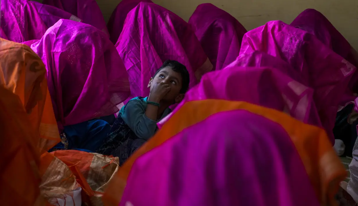 Serta mas kawin adat dan hadiah mahal yang masih lazim di banyak masyarakat sana. (AP Photo/Mukhtar Khan)