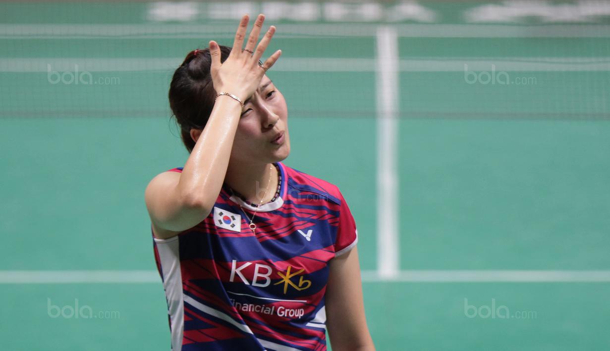 Gaya Chae Yoo-jung saat gagal mengembalikan kok ke arah Greysia/Apriyani pada perempatfinal Daihatsu Indonesia Master 2018 di Istora Senayan, Kamis (26/1/2018). Greysia/Apriyani menang 21-16,21-15 (Bola.com/Nick Hanoatubun)