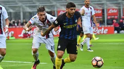 Gelandang Inter Milan, Ever Banega, berusaha melewati bek Cagliari, Fabio Pisacane, pada laga Serie A di Stadion San Siro, Milan, Minggu (16/20/2016). Inter Milan kalah 1-2 dari Cagliari. (AFP/Giuseppe Cacace)