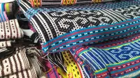 Kain tenun karya para penenun Nusa Tenggara yang dipamerkan dalam acara Eco Fashion Week 2019, 5 Desember 2019 di Sarinah, Jakarta. (Liputan6.com/Adhita Diansyavira)