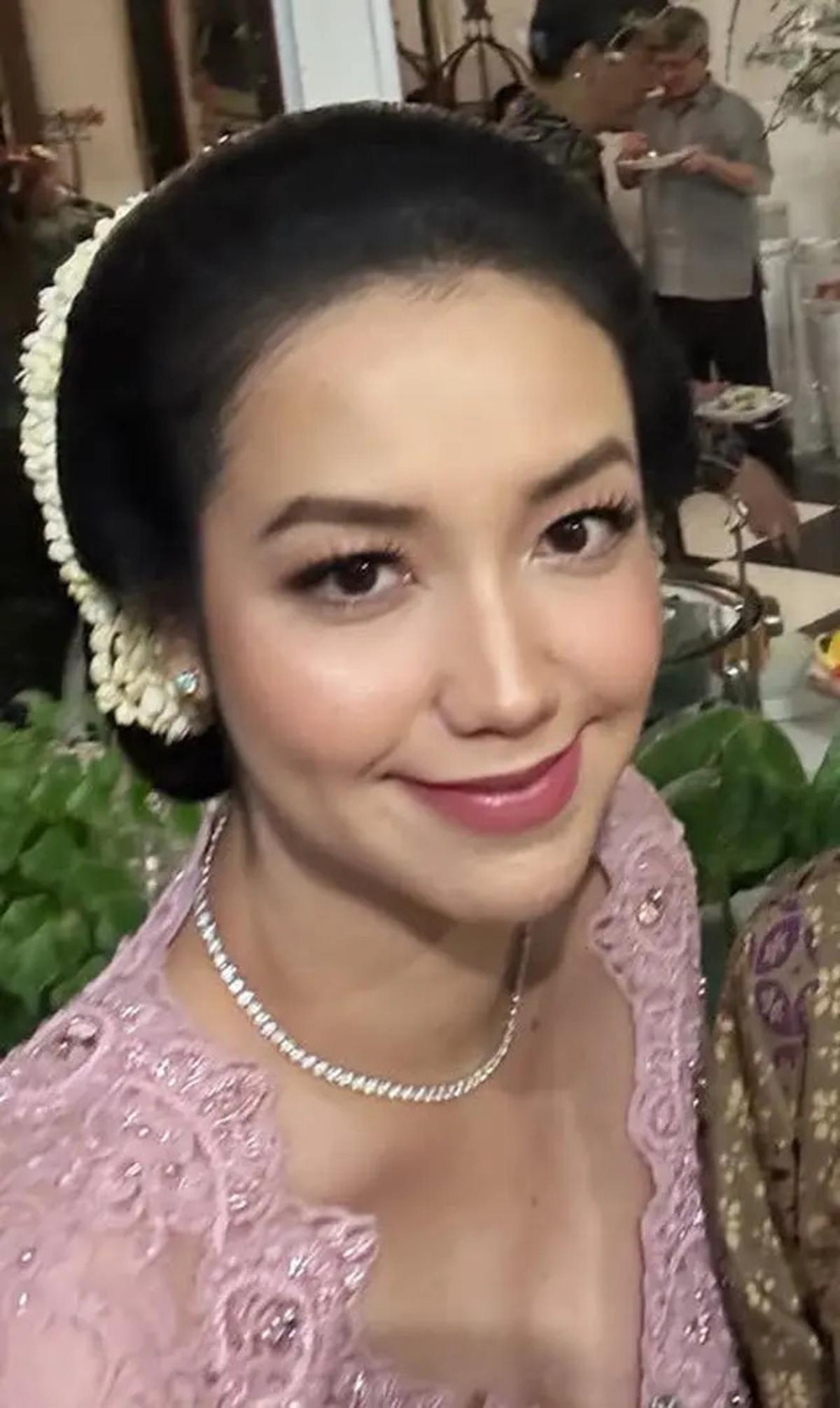 6 Potret Tujuh Bulanan Kehamilan Pertama Velove Vexia dengan Adat Jawa Dibalut Kebaya Pink hingga Wajah Suaminya Terungkap