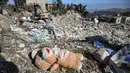Serangan Israel tersebut menghantam sebuah bangunan gedung apartemen kecil di Desa Aito. Selain bangunan, sejumlah kendaraan rusak parah akibat serangan itu. (JOSEPH EID/AFP)