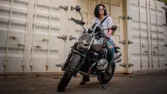 Walaupun punya hobi mengendarai motor seperti laki-laki, Nabila juga bisa tampil cantik memesona. Banyak yang bilang Nabila Putri punya tubuh yang indah dan body goals banget, bikin para cewek iri. (Liputan6.com/IG/@nabilabylla)