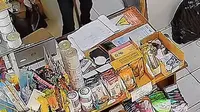 Viral Nenek Bertongkat Masuk Rumah Warga di Jatinegara Tanpa Izin, Polisi Buka Suara