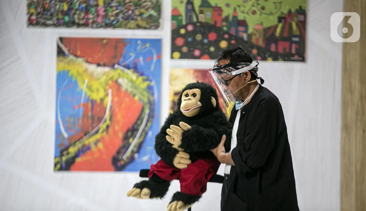 Penyandang disabilitas menampilkan pertunjukan boneka pada pembukaan Hari Disabilitas Internasional di Gedung Kemensos, Jakarta, Kamis (3/12/2020). Acara bertema Membangun Kembali Kehidupan yang Lebih Baik, Lebih Inklusif, Lebih Berkelanjutan di Masa Pandemi Covid-19. (Liputan6.com/Faizal Fanani)
