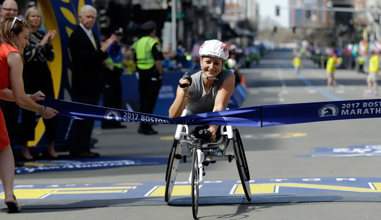 Atlet asal Swiss, Manuela Schar berhasil mencapai garis finis dan memenangkan kejuaraan balap kursi roda kategori wanita di ajang Boston Marathon ke-121 di Boston, Senin (17/4). (AP Photo/Elise Amendola)