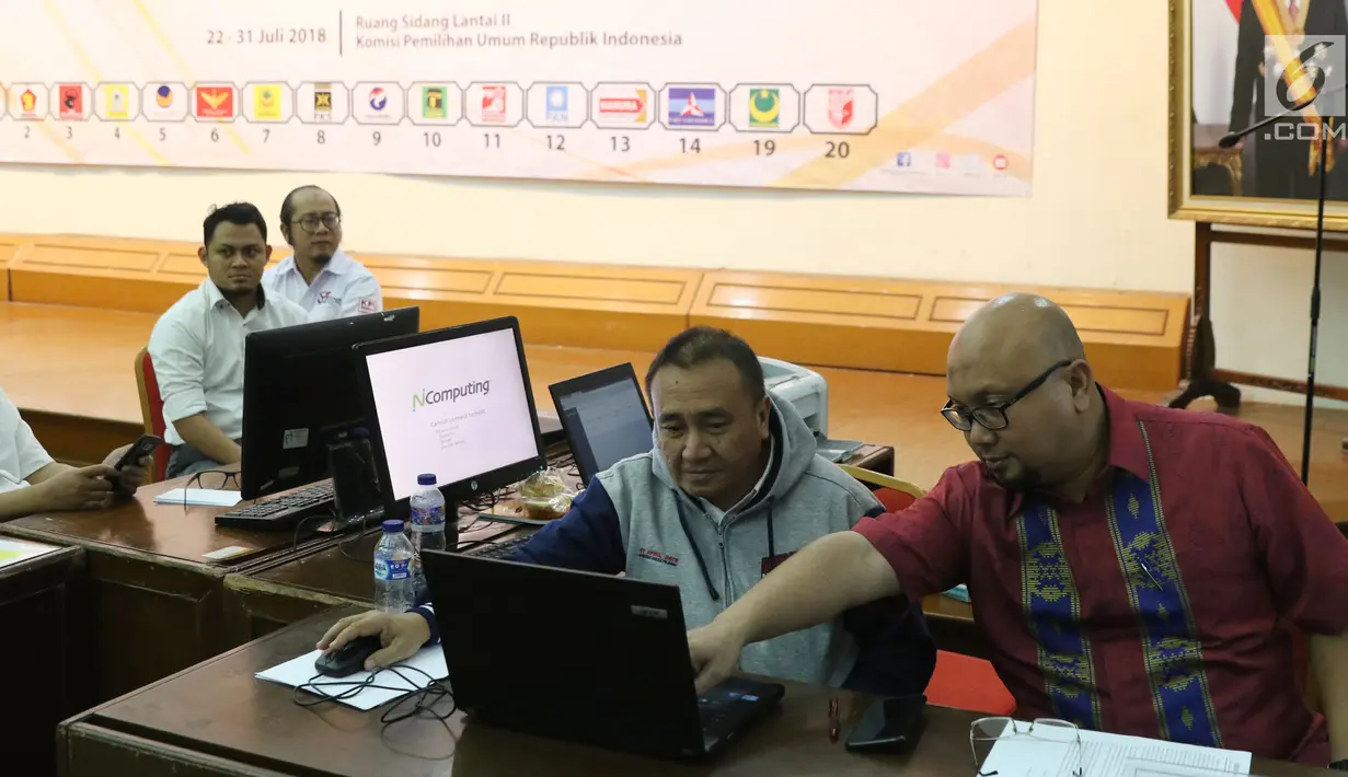 Komisioner KPU Ilham Saputra (kanan) memantau proses perbaikan daftar calon dan syarat calon anggota DPR Pemilu 2019 di Jakarta, Selasa (31/7). KPU membuka pengajuan perbaikan hingga Selasa (31/7) pukul 23.59 WIB. (Liputan6.com/Helmi Fithriansyah)