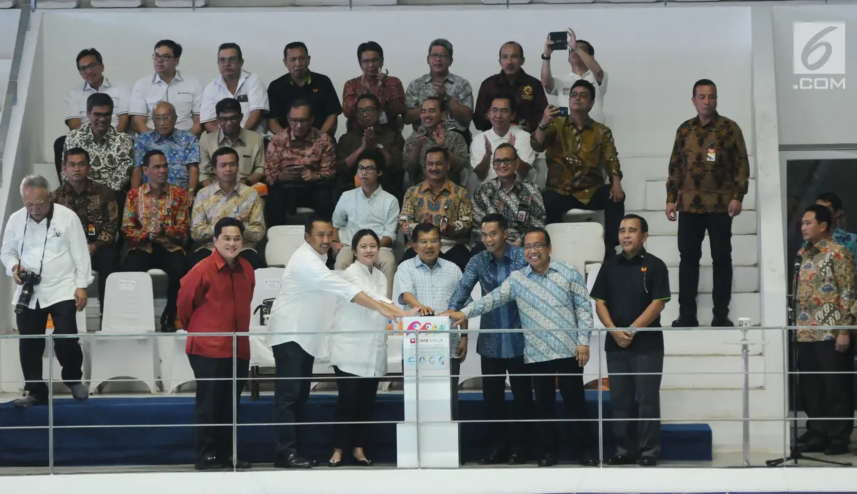 Wakil Presiden Jusuf Kallla (tengah depan) menekan tomboi tanda dibukanya Indonesia Open Aquatic Championship 2017 di Stadion Aquatic GBK, Jakarta, Selasa (5/12). Ajang ini merupakan test event jelang Asian Games 2018. (Liputan6.com/Helmi Fithriansyah)