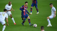 Penyerang Barcelona, Lionel Messi, berusaha melewati pemain Ferencvaros pada matchday 1 Grup G Liga Champions 2020/2021 di Camp Nou, Rabu (21/10/2020) dini hari WIB. Barcelona menang 5-1 atas Ferencvaros. (AFP/Lluis Gene)