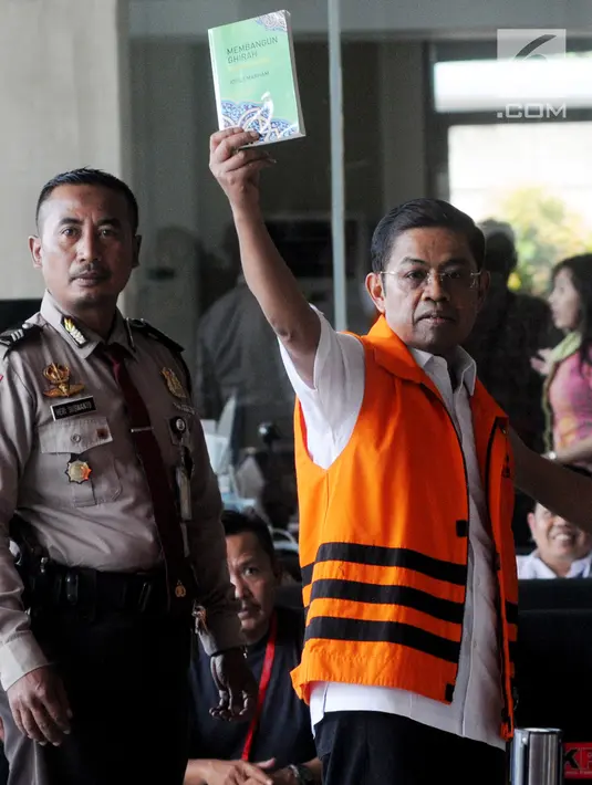 Mantan Menteri Sosial, Idrus Marham memamerkan buku buatannya saat akan menjalani pemeriksaan di Gedung KPK, Jakarta, Jumat (16/11). Menurutnya, buku 'Membangun Ghirah Kajian Keislaman' itu dibuat selama di dalam Rutan KPK. (Merdeka.com/Dwi Narwoko)