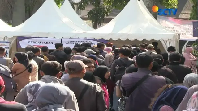 Ratusan Warga Cimahi Berdesakan Antre Tukar Uang Baru