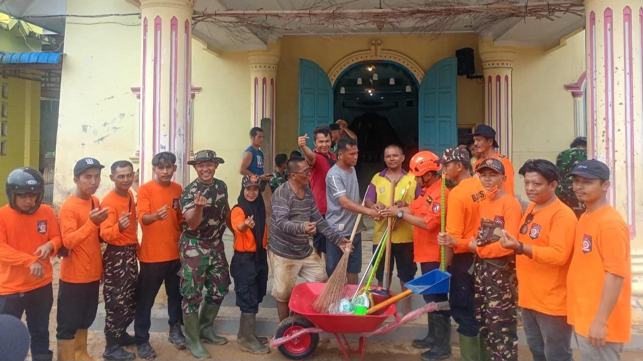Aksi Bersih-bersih di Gereja HKBP Sibolga Terdampak Banjir: Ansor Pastikan Ibadah Natal Tetap Khidmat